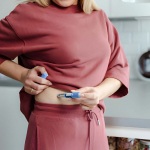 La rivoluzione del dimagrimento: scienza, mercato e impatto sociale dei farmaci GLP-1